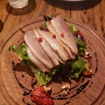 Torattoria Jirasore - スモーク鴨と胡桃のサラダ