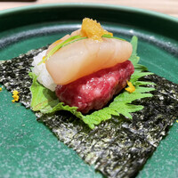 焼肉うしごろ 新宿三丁目店 - 北海道産帆立と牛の手巻き