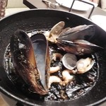 El Raco Den Takeuchi - イカ墨パエリャのプレゼン