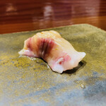 鮨匠 のむら - ⑯炙り皮剥ぎ赤鯥(鹿児島県開聞岳沖産、3日寝かせ)