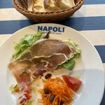 PIZZERIA MAR-DE NAPOLI - カプリランチは、自家製フォカッチャ付きです