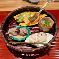 おおたに - 八寸　牡蠣の磯辺揚げ
                    　　　宮崎牛と京壬生菜の胡麻酢
                    　　　山うどのきんぴら　さよりの手毬寿司
                    　　　粟麩の蕗味噌焼き　百合根きんとん