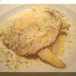 バール デ ぺぺ　 - ホワイトアスパラのバターソテー玉子・チーズのせ￥700
