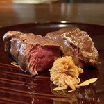 たでの葉 - 蝦夷鹿ロース フォースラディシユ
      鹿らしく淡白でありながら肉の旨みは濃く、さっぱりと上品な美味しさ。
      フォースラディシユをたっぷり付けて、上品さに爽やかさが加わり、えも言えぬ美味しさとなります♪