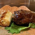 たでの葉 - 鴨のつくね 矢切ねぎ
      肉肉しくてジューシー！
      先程の鴨肉のワイルドさは感じることはなく、ただただ美味しいつくね、大葉をくるっと包むと爽やかさが加わり更に美味しくなります。
      矢切ねぎ、太くて甘みが強い！