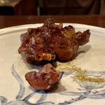 たでの葉 - スッポン タレ焼き
      手づかみでガブリ！
      肉肉しい弾ける食感の良さに旨味が口の中に拡散します。
      スッポンは旨味の塊、スープ等にも多様されますが焼いてもとても美味いのです。
      お皿の手前には肝もあります。