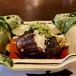 たでの葉 - 浜松 鰻炭火焼き
      大きな養鰻は浜松から、輪切りで焼くのがこちらのスタイルです。
      タレは甘さ控えめに山椒の風味、ふっくら焼かれとっても美味しいです！
      地焼きの皮がパリッパリ、白ワインがめちゃ合います♪