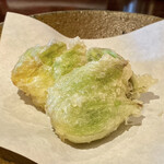たでの葉 - 秋田県産 蕗の薹の天ぷら
      まさに春の到来を味覚で感じる蕗の薹です。
      塩をチョンチョンと、このほろ苦さが蕗の薹の特徴ですね♪