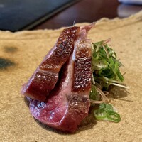 たでの葉 - 鹿児島産 天然の真鴨たたき
                    薬味はブロッコリースプラウトに茗荷と葱、醤油と薬味を付けていただきました。