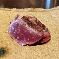 たでの葉 - 鹿児島産 天然の真鴨たたき
                    なんてお肉の色鮮やかなこと！
                    天然の鴨肉は少しワイルドな味わい、ジビエらしさが光ります。
                    肉質はしっとりと噛み応えも程よく、旨味がジワジワと溢れてきます。