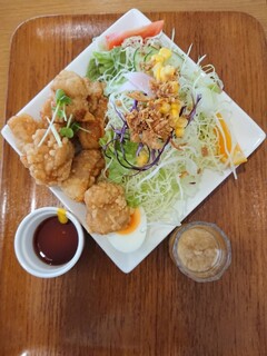 Cafe COCORO - 唐揚げとサラダ