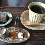 無上帑 - 【2013.7追加写真】季節の珈琲￥５００。今日のお菓子は珈琲を混ぜ込んだチョコレートブラウニー♪
