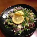 こめや - 当店名物の『日替わり鉢』　300円！！　～鰹タタキ～　