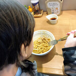 麺小屋 てち - 麺をガツガツ食べる我が子