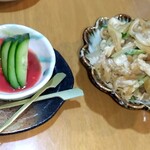 しんざと - 豆腐よう（島豆腐の発酵食品。泡盛、麹、紅麹等に半年位漬け込んだもの）とミミガー。