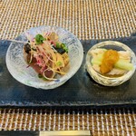 今石飯店 涼華 - 特選前菜盛り合わせ
      右：有明クラゲ　棒棒鶏
      左：本カツオ　中華刺身
      