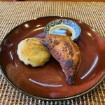 今石飯店 涼華 - 左：海老ニラ饅頭　右：焼き餃子