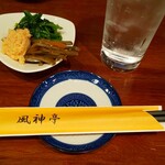 Chigasaki Fuujintei - お通しと焼酎ソーダで乾杯