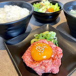 Ittougai Yakiniku Gen - 黒毛和牛生肉ユッケランチ 
                      サラダ、キムチ、ナムル付き。
                      ライス、スープ、牛タンカレー食べ放題