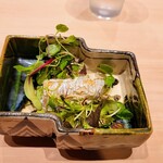 鮨　縁 - ハーブサラダの中に太刀魚塩焼き