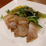 Tachi Maya - 焼スーチキ（塩豚）と島野菜のサラダ　760円