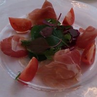 リストランテ・マッサ - 前菜 生ハム、スペック、フルーツトマトのサラダ