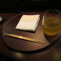 春草 - テーブルセッティング。妻は冷たい緑茶から