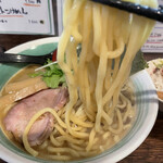 自家製麺 麺屋 利八 - 中太麺で大きいメンマが4本