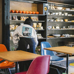 奥松阪 - 店内にはテーブル席もご用意