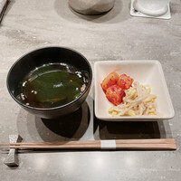 焼肉うしごろ 横浜店 - ワカメスープとキムチナムル