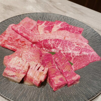 焼肉うしごろ 横浜店 - 厚切りタン、厚切りハラミ、赤身2種、ミスジ、サーロイン、クラシタ