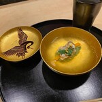 和ごころ 泉 - 椀物　桑名蛤•蓬真丈、和ごころ泉の和出汁（本鰹枯節と利尻昆布）　金箔の器はエリザベス女王来日時に使用した漆器