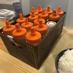 唐揚げ専門店 から揚げまる - このソースの数が尋常じゃないです