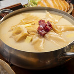 謙記 香港火鍋 - 料理写真:鮫の尻尾皮と鶏肉鍋