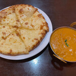 ネパール・インド料理 ゴルカ - 蜂蜜チーズナン＋かぼちゃカレー
