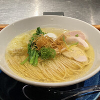 YAKITORI 燃 es - ラーメン
                自家製麺、媛っこ地鶏のスープ
                蒸し鶏〜葡萄山椒・柚子・パクチー〜
                押岡地鷄の雲吞 筍 那須御用卵の塩玉子
                花菜 九条葱エシャロット
                
                めちゃくちゃ美味しかったです♪