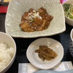 焼小籠包 台湾小皿料理 ドラゴン - ドラゴン定食（748円）これに焼小籠包がつきます