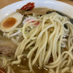 東池袋大勝軒 うさぎ家 - 中太麺の様子