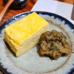 鮨匠 のむら - ①飛び魚の薩摩揚げ(のむらオリジナル)
      薩摩揚げは出汁にも使われる飛び魚の擂り身100%使用なので、味わいが深く濃い味わいで、絶品♪
      ②出汁巻き玉子
      厚焼きはやや甘口で程よいシットリ感