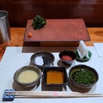 鮨匠 のむら - 酢味噌、醤油、ポン酢【以上のむらオリジナル】、梅肉(鹿児島・大分等)、塩(鹿児島県坊津)、黒胡麻(鹿児島)、ワカメ(島原・岩手)、麦味噌(鹿児島)、山葵(静岡)、葉山葵(静岡)、梅肉山葵
      霧島の水