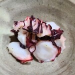 鮨匠 のむら - ⑤茹で真蛸(鹿児島県開聞岳沖産、雌、800g)
      産卵期は初夏～初秋、2度目の旬となる晩秋～冬、身の旨みがより強くなる。寿命1年
      とりあえず何も付けず一口、「旨い！」
      旨味が濃厚で自然な甘さが拡がります