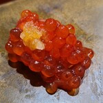 鮨匠 のむら - ㉒筋子(北海道産)
      昨年の筋子を業務用の冷凍庫で-60℃で瞬間冷凍
      元々は接岸する前の沖合い白鮭の筋子をのむらオリジナル醤油で漬けてます
      お客さんからのリクエストが多いため通年出しているそう