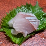 鮨匠 のむら - ⑦勘八幼魚【汐っ子】背身(鹿児島県開聞岳沖産、1.6kg、釣り)
      産卵期は春～夏、旬は秋～冬
      若さ故の爽やかな甘さが鮮烈
      特に背身の脂は穏やかでスッキリしています