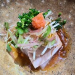 鮨匠 のむら - ⑬歯鰹(鹿児島県開聞岳沖産、3.5kg)のたたき
      産卵期は夏、旬は秋～冬
      鰹と歯鰹は別の魚で習性が異なり、その身も薄い桃色で、本来の味わいはサッパリ。
      脂のりが良く、たたきなのに味わいは濃いめ♪