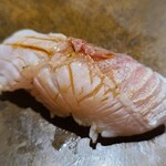 鮨匠 のむら - ㉓炙り大和叺(ヤマトカマス)(鹿児島県開聞岳沖産、500g)
      産卵は春～初夏、旬は春と秋の2回
      鮮度劣化が極めて早く刺身や鮨ネタは難しい
      旬の脂の甘みと旨みは特に素晴らしい