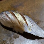 鮨匠 のむら - ⑲小鰭(鹿児島県産)
      産卵期は春。旬はそれぞれ、新子は初夏、小鰭は夏、鮗は晩秋～晩冬、寿命は3年
      〆の塩梅が良く、薫りが良いです。
      脂も適度にのって美味しい。