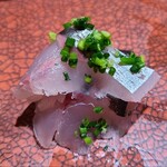 鮨匠 のむら - ⑧根付き真鯵(鹿児島県開聞岳沖産、釣り)
      産卵期は春～夏、旬は秋～冬。
      根付きとは餌が豊富な瀬に付き、回遊しない魚
      条件の良い場所を陣取る強い個体で当然脂のりも良く、脂は軽く、爽やかに蕩けます