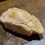 鮨匠 のむら - ㉗蒸し穴子(長崎県対馬列島産)
      産卵は春～夏、旬は夏～秋、寿命は3年~7年
      のむらオリジナル出汁醤油で1時間煮てからの独特な蒸し立てふわふわな穴子
      加熱による脂の活性化とサッパリ感を両立した美味しさ！