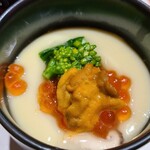 鮨匠 のむら - ⑪イクラ&紫雲丹&菜の花載せ茶碗蒸し【椎茸&薩摩芋&餅入】
      春の旬のはしりの紫雲丹と瞬間冷凍した筋子のイクラが載った贅沢仕様
      トロトロなお出汁茶碗蒸しウマウマです