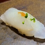 鮨匠 のむら - ⑮九絵(鹿児島県開聞岳沖産、6.2kg、雌、4日寝かせ)
      産卵期は夏、旬は晩秋～春、10kgで雌→雄へ性転換
      ハタ系は小さいと旨みが少ないが、軟らかさと薫りと爽やかな甘みを優先して子供サイズを使用